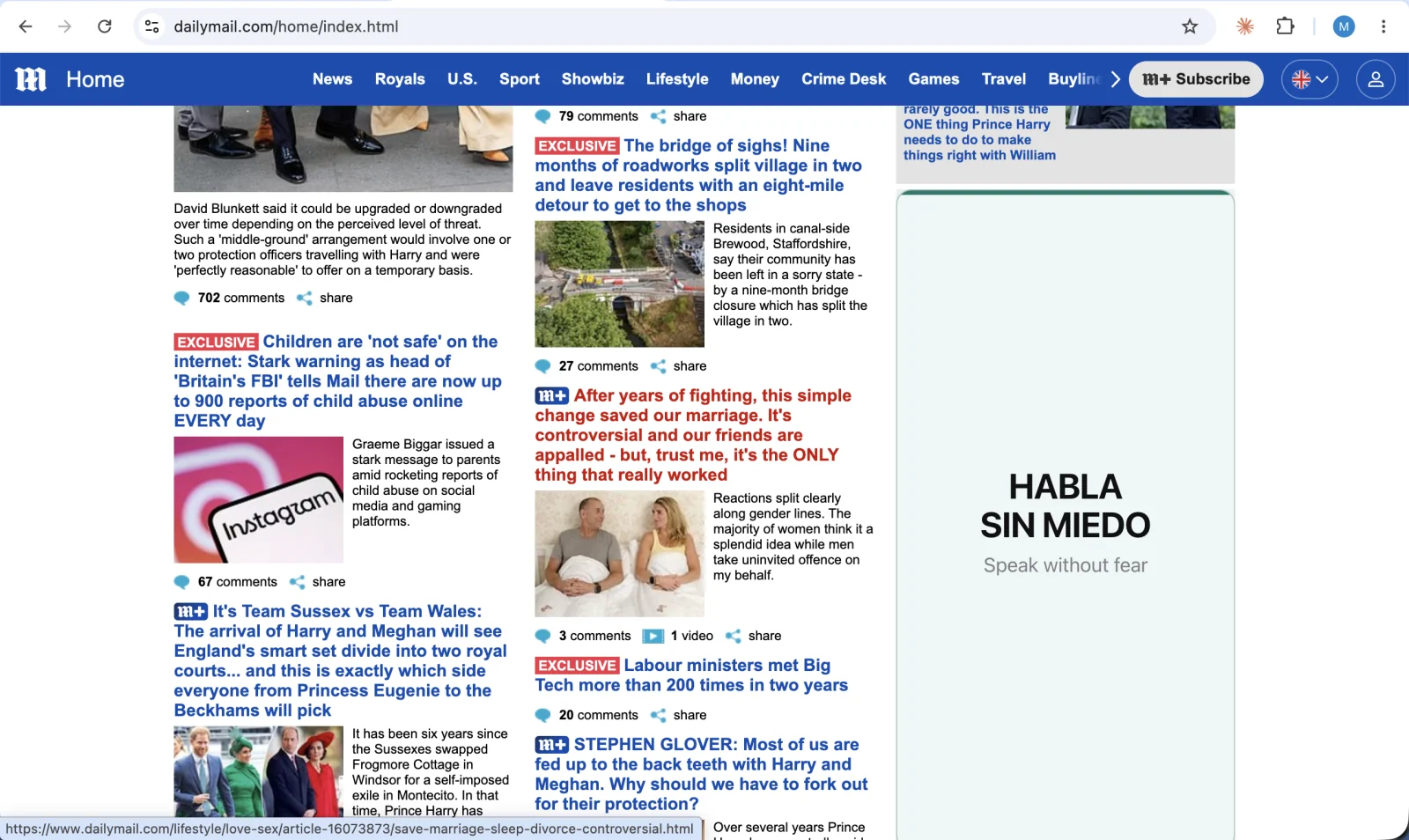 Daily Mail with an advertisement replaced by a Spanish motivational message